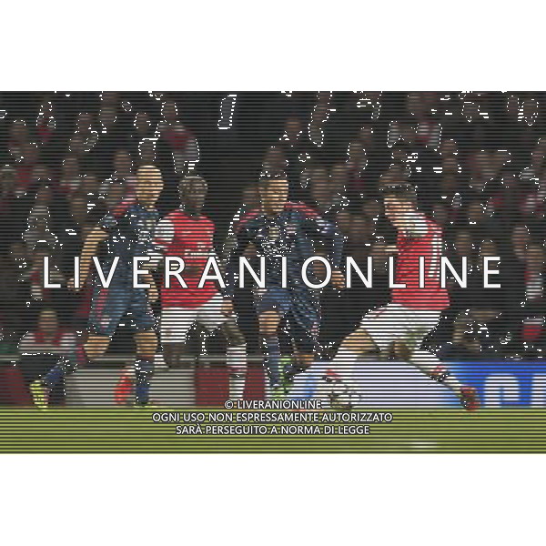19.02.2014, Emirates Stadion, London, ENG, UEFA CL, FC Arsenal vs FC Bayern Muenchen, Achtelfinale, im Bild Mesut Oezil (Arsenal FC #11) im Zweikampf gegen / tackling against Thiago Alcantara (FC Bayern Muenchen #6), Aktion, Action // during the UEFA Champions League Round of 16 match between FC Arsenal and FC Bayern Munich at the Emirates Stadion in London, Great Britain on 2014/02/19. EXPA Pictures © 2014, PhotoCredit: EXPA/ Eibner-Pressefoto/ Schueler *****ATTENTION - OUT of GER***** AG ALDO LIVERANI SAS ONLY ITALY