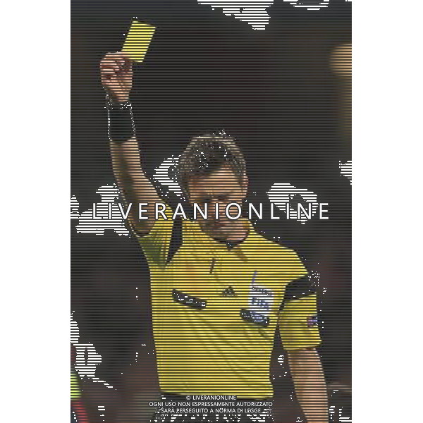 19.02.2014, Emirates Stadion, London, ENG, UEFA CL, FC Arsenal vs FC Bayern Muenchen, Achtelfinale, im Bild Schiedsrichter Nicola Rizzoli (Italy, Italien) mit gelber Karte, yellow card // during the UEFA Champions League Round of 16 match between FC Arsenal and FC Bayern Munich at the Emirates Stadion in London, Great Britain on 2014/02/19. EXPA Pictures © 2014, PhotoCredit: EXPA/ Eibner-Pressefoto/ Schueler *****ATTENTION - OUT of GER***** AG ALDO LIVERANI SAS ONLY ITALY
