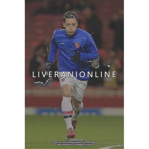 19.02.2014, Emirates Stadion, London, ENG, UEFA CL, FC Arsenal vs FC Bayern Muenchen, Achtelfinale, im Bild Mesut Oezil (Arsenal FC #11) beim Aufwaermen, Aktion, Action // during the UEFA Champions League Round of 16 match between FC Arsenal and FC Bayern Munich at the Emirates Stadion in London, Great Britain on 2014/02/19. EXPA Pictures © 2014, PhotoCredit: EXPA/ Eibner-Pressefoto/ Schueler *****ATTENTION - OUT of GER***** AG ALDO LIVERANI SAS ONLY ITALY