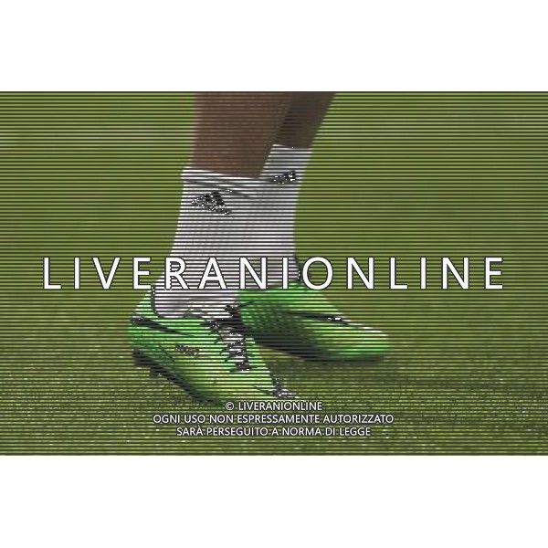 19.02.2014, Emirates Stadion, London, ENG, UEFA CL, FC Arsenal vs FC Bayern Muenchen, Achtelfinale, im Bild gruene Nike Fussballschuhe von Thiago Alcantara (FC Bayern Muenchen #6) // during the UEFA Champions League Round of 16 match between FC Arsenal and FC Bayern Munich at the Emirates Stadion in London, Great Britain on 2014/02/19. EXPA Pictures © 2014, PhotoCredit: EXPA/ Eibner-Pressefoto/ Schueler *****ATTENTION - OUT of GER***** AG ALDO LIVERANI SAS ONLY ITALY