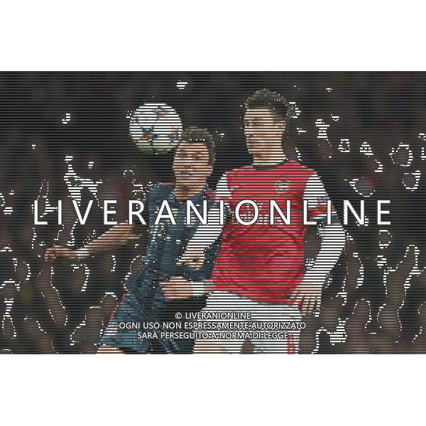 19.02.2014, Emirates Stadion, London, ENG, UEFA CL, FC Arsenal vs FC Bayern Muenchen, Achtelfinale, im Bild l-r: im Zweikampf, Aktion, mit Mario MANDZUKIC #9 (FC Bayern Muenchen), Laurent KOSCIELNY #6 (FC Arsenal London) // during the UEFA Champions League Round of 16 match between FC Arsenal and FC Bayern Munich at the Emirates Stadion in London, Great Britain on 2014/02/19. EXPA Pictures © 2014, PhotoCredit: EXPA/ Eibner-Pressefoto/ Kolbert *****ATTENTION - OUT of GER***** AG ALDO LIVERANI SAS ONLY ITALY