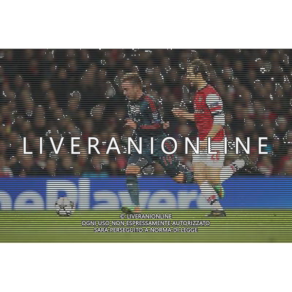 19.02.2014, Emirates Stadion, London, ENG, UEFA CL, FC Arsenal vs FC Bayern Muenchen, Achtelfinale, im Bild l-r: im Zweikampf, Aktion, mit Mario GOETZE #19 (FC Bayern Muenchen), Mathieu Flamini #20 (FC Arsenal London) // during the UEFA Champions League Round of 16 match between FC Arsenal and FC Bayern Munich at the Emirates Stadion in London, Great Britain on 2014/02/19. EXPA Pictures © 2014, PhotoCredit: EXPA/ Eibner-Pressefoto/ Kolbert *****ATTENTION - OUT of GER***** AG ALDO LIVERANI SAS ONLY ITALY