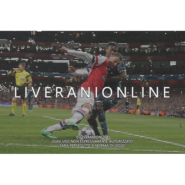 19.02.2014, Emirates Stadion, London, ENG, UEFA CL, FC Arsenal vs FC Bayern Muenchen, Achtelfinale, im Bild l-r: im Zweikampf, Aktion, mit Alex OXLADE-CHAMBERLAIN #15 (FC Arsenal London), David ALABA #27 (FC Bayern Muenchen) // during the UEFA Champions League Round of 16 match between FC Arsenal and FC Bayern Munich at the Emirates Stadion in London, Great Britain on 2014/02/19. EXPA Pictures © 2014, PhotoCredit: EXPA/ Eibner-Pressefoto/ Kolbert *****ATTENTION - OUT of GER***** AG ALDO LIVERANI SAS ONLY ITALY
