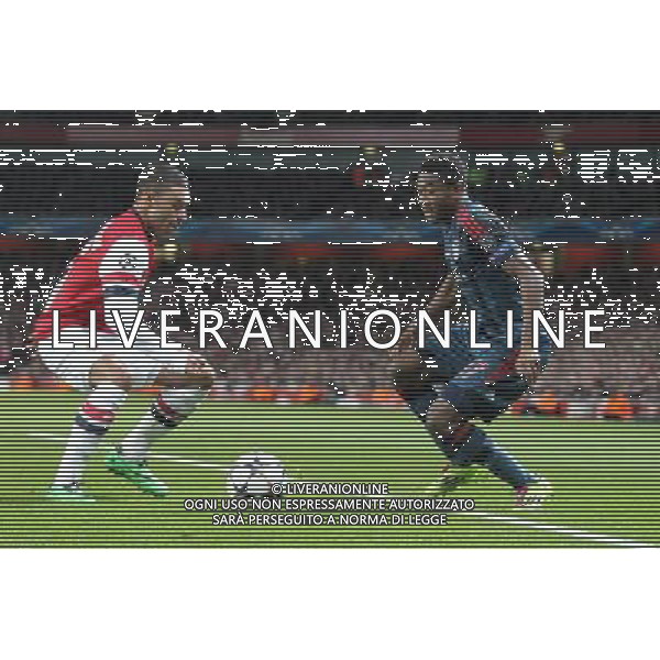 19.02.2014, Emirates Stadion, London, ENG, UEFA CL, FC Arsenal vs FC Bayern Muenchen, Achtelfinale, im Bild l-r: im Zweikampf, Aktion, mit Alex OXLADE-CHAMBERLAIN #15 (FC Arsenal London), David ALABA #27 (FC Bayern Muenchen) // during the UEFA Champions League Round of 16 match between FC Arsenal and FC Bayern Munich at the Emirates Stadion in London, Great Britain on 2014/02/19. EXPA Pictures © 2014, PhotoCredit: EXPA/ Eibner-Pressefoto/ Kolbert *****ATTENTION - OUT of GER***** AG ALDO LIVERANI SAS ONLY ITALY