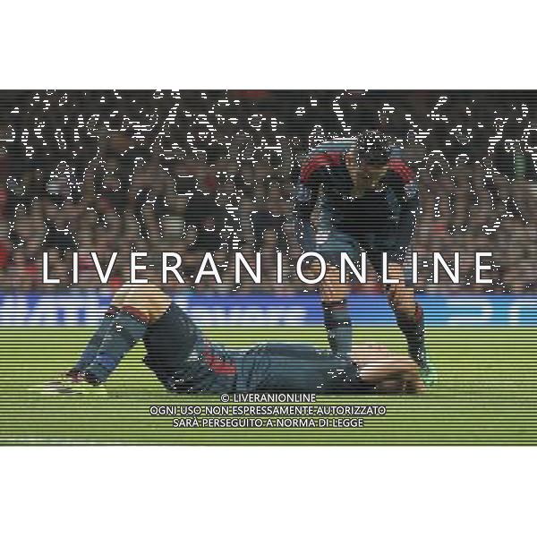 19.02.2014, Emirates Stadion, London, ENG, UEFA CL, FC Arsenal vs FC Bayern Muenchen, Achtelfinale, im Bild l-r: Arjen ROBBEN #10 (FC Bayern Muenchen) liegt gefoult am Boden, Thiago ALCANTARA #6 (FC Bayern Muenchen) kuemmert sich um ihn // during the UEFA Champions League Round of 16 match between FC Arsenal and FC Bayern Munich at the Emirates Stadion in London, Great Britain on 2014/02/19. EXPA Pictures © 2014, PhotoCredit: EXPA/ Eibner-Pressefoto/ Kolbert *****ATTENTION - OUT of GER***** AG ALDO LIVERANI SAS ONLY ITALY