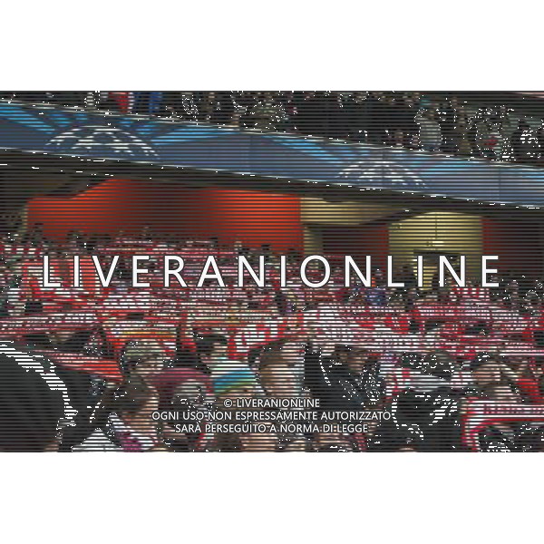 19.02.2014, Emirates Stadion, London, ENG, UEFA CL, FC Arsenal vs FC Bayern Muenchen, Achtelfinale, im Bild Fans (FC Bayern Muenchen) mit Schals // during the UEFA Champions League Round of 16 match between FC Arsenal and FC Bayern Munich at the Emirates Stadion in London, Great Britain on 2014/02/19. EXPA Pictures © 2014, PhotoCredit: EXPA/ Eibner-Pressefoto/ Kolbert *****ATTENTION - OUT of GER***** AG ALDO LIVERANI SAS ONLY ITALY