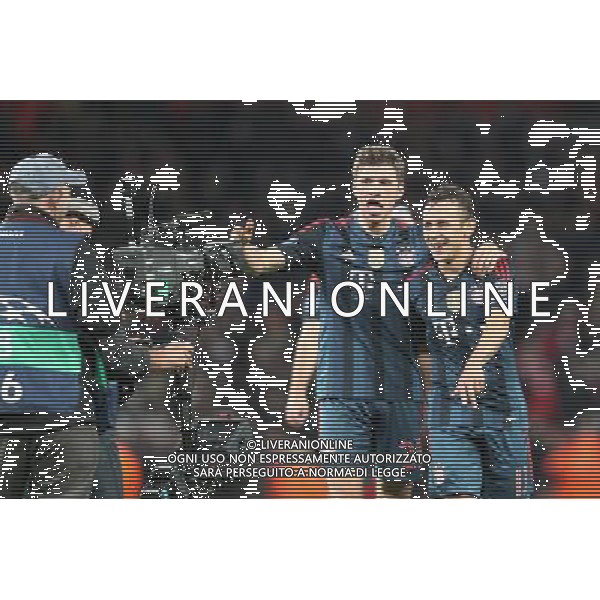 19.02.2014, Emirates Stadion, London, ENG, UEFA CL, FC Arsenal vs FC Bayern Muenchen, Achtelfinale, im Bild l-r: Schlussjubel, freude, bejubelt, emotionen, feier, jubelnd, jubeln, freuen, applaudieren, Applaus, applaudiert, Emotion, Ehrenrunde, Thomas MUELLER #25 (FC Bayern Muenchen), RAFINHA #13 (FC Bayern Muenchen) schauen, die TV Kamera // during the UEFA Champions League Round of 16 match between FC Arsenal and FC Bayern Munich at the Emirates Stadion in London, Great Britain on 2014/02/19. EXPA Pictures © 2014, PhotoCredit: EXPA/ Eibner-Pressefoto/ Kolbert *****ATTENTION - OUT of GER***** AG ALDO LIVERANI SAS ONLY ITALY
