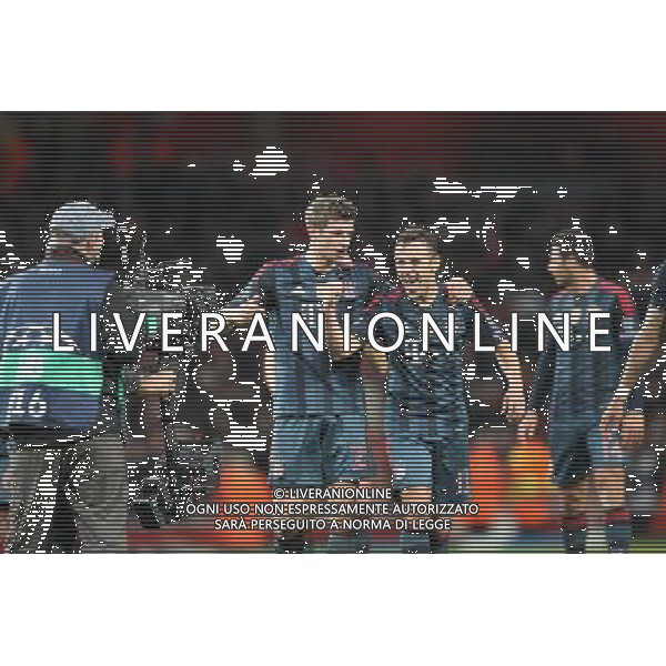 19.02.2014, Emirates Stadion, London, ENG, UEFA CL, FC Arsenal vs FC Bayern Muenchen, Achtelfinale, im Bild l-r: Schlussjubel, freude, bejubelt, emotionen, feier, jubelnd, jubeln, freuen, applaudieren, Applaus, applaudiert, Emotion, Ehrenrunde, Thomas MUELLER #25 (FC Bayern Muenchen), RAFINHA #13 (FC Bayern Muenchen) schauen, die TV Kamera // during the UEFA Champions League Round of 16 match between FC Arsenal and FC Bayern Munich at the Emirates Stadion in London, Great Britain on 2014/02/19. EXPA Pictures © 2014, PhotoCredit: EXPA/ Eibner-Pressefoto/ Kolbert *****ATTENTION - OUT of GER***** AG ALDO LIVERANI SAS ONLY ITALY