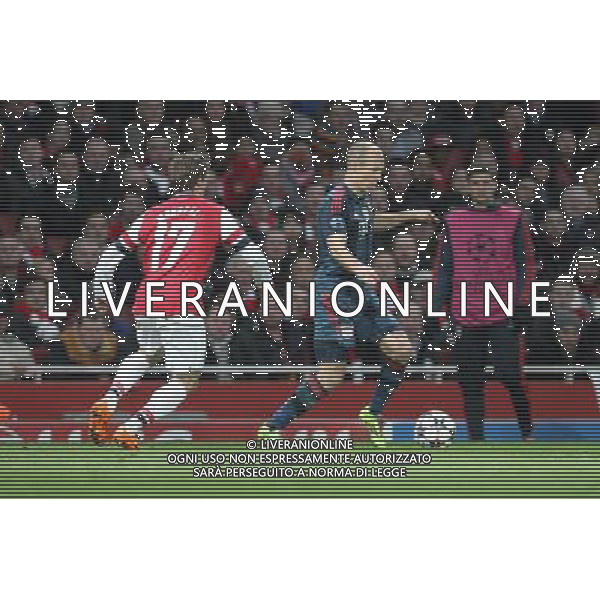 19.02.2014, Emirates Stadion, London, ENG, UEFA CL, FC Arsenal vs FC Bayern Muenchen, Achtelfinale, im Bild l-r: im Zweikampf, Aktion, mit Arjen ROBBEN #10 (FC Bayern Muenchen), Nacho MONREAL #17 (FC Arsenal London) // during the UEFA Champions League Round of 16 match between FC Arsenal and FC Bayern Munich at the Emirates Stadion in London, Great Britain on 2014/02/19. EXPA Pictures © 2014, PhotoCredit: EXPA/ Eibner-Pressefoto/ Kolbert *****ATTENTION - OUT of GER***** AG ALDO LIVERANI SAS ONLY ITALY