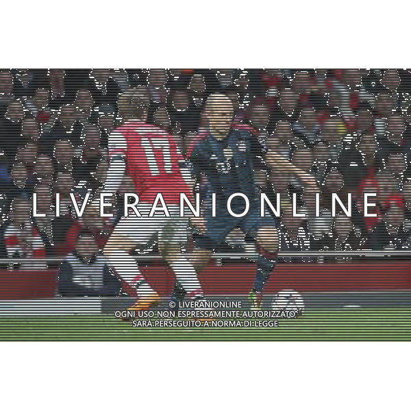 19.02.2014, Emirates Stadion, London, ENG, UEFA CL, FC Arsenal vs FC Bayern Muenchen, Achtelfinale, im Bild l-r: im Zweikampf, Aktion, mit Arjen ROBBEN #10 (FC Bayern Muenchen), Nacho MONREAL #17 (FC Arsenal London) // during the UEFA Champions League Round of 16 match between FC Arsenal and FC Bayern Munich at the Emirates Stadion in London, Great Britain on 2014/02/19. EXPA Pictures © 2014, PhotoCredit: EXPA/ Eibner-Pressefoto/ Kolbert *****ATTENTION - OUT of GER***** AG ALDO LIVERANI SAS ONLY ITALY