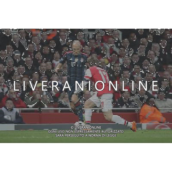 19.02.2014, Emirates Stadion, London, ENG, UEFA CL, FC Arsenal vs FC Bayern Muenchen, Achtelfinale, im Bild l-r: im Zweikampf, Aktion, mit Arjen ROBBEN #10 (FC Bayern Muenchen), Nacho MONREAL #17 (FC Arsenal London) // during the UEFA Champions League Round of 16 match between FC Arsenal and FC Bayern Munich at the Emirates Stadion in London, Great Britain on 2014/02/19. EXPA Pictures © 2014, PhotoCredit: EXPA/ Eibner-Pressefoto/ Kolbert *****ATTENTION - OUT of GER***** AG ALDO LIVERANI SAS ONLY ITALY