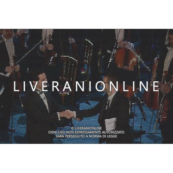 Terza Serata 64mo Festival della Canzone Italiana di Sanremo 20 febbraio 2014 Nella foto: Fabio Fazio con il maestro Diego Matheuz dell\'orchestra della Fenice di Venezia ©gazzaniga/AGENZIA ALDO LIVERANI SAS