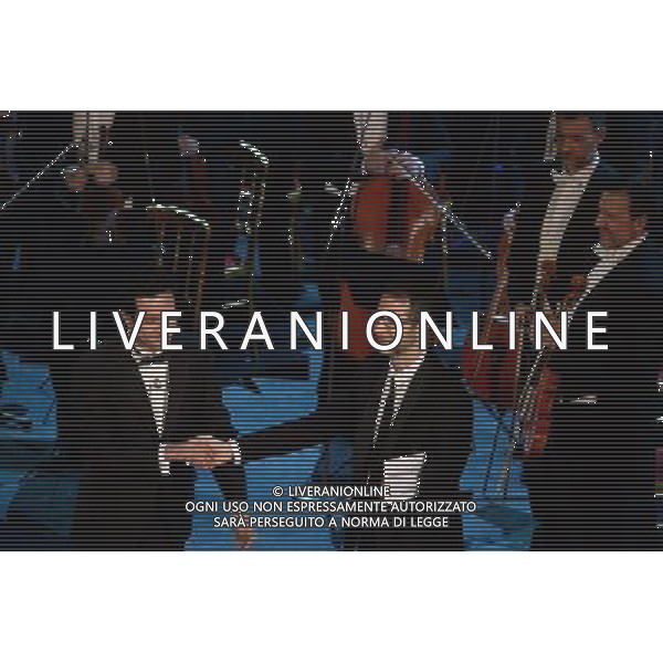 Terza Serata 64mo Festival della Canzone Italiana di Sanremo 20 febbraio 2014 Nella foto: Fabio Fazio con il maestro Diego Matheuz dell\'orchestra della Fenice di Venezia ©gazzaniga/AGENZIA ALDO LIVERANI SAS