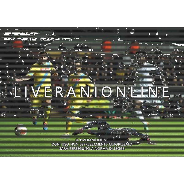 Napoli\'s Rafael does enough to stop Swansea City\'s Wilfried Bony Photo by Ian Cook/CameraSport Football - UEFA Europa League Round of 32 - Swansea City v Napoli - Thursday 20th February 2014 - The Liberty Stadium - Swansea © CameraSport - 43 Linden Ave. Countesthorpe. Leicester. England. LE8 5PG - Tel: +44 (0) 116 277 4147 - admin@camerasport.com - www.camerasport.com AG ALDO LIVERANI SAS ONLY ITALY