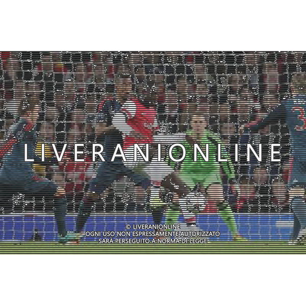 19.02.2014, Emirates Stadion, London, ENG, UEFA CL, FC Arsenal vs FC Bayern Muenchen, Achtelfinale, im Bild l-r: im Zweikampf, Aktion, mit Jerome BOATENG #17 (FC Bayern Muenchen), Yaya Sanogo #22 (FC Arsenal London) // during the UEFA Champions League Round of 16 match between FC Arsenal and FC Bayern Munich at the Emirates Stadion in London, Great Britain on 2014/02/19. EXPA Pictures © 2014, PhotoCredit: EXPA/ Eibner-Pressefoto/ Kolbert *****ATTENTION - OUT of GER***** ©PHOTOSHOT/AGENZIA ALDO LIVERANI SAS - ITALY ONLY - EDITORIAL USE ONLY - ARSENAL Vs BAYERN MONACO CHAMPIONS LEAGUE