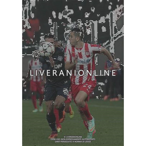 (140226) -- ATHENS, Feb. 26, 2014 () -- Robin van Persie (L) of Manchester United vies with Kostas Manolas of Olympiakos during their round of 16 Champions League football match at Karaiskaki Stadium in Athens, Greece, on Feb. 25, 2014. Manchester United lost 0-2. (/Marios Lolos) AG ALDO LIVERANI SAS ONLY ITALY