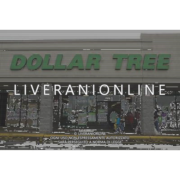 A Dollar Tree store in the Staten Island borough of New York is seen on Saturday, March 7, 2009. Dollar Tree Inc. reported almost an 7 percent decrease in its fourth quarter net income citing bad weather and a very short holiday selling season. The results fell short of analysts\' expectations. ©PHOTOSHOT/AGENZIA ALDO LIVERANI SAS - ITALY ONLY - EDITORIAL USE ONLY