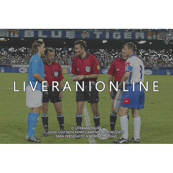 napoli 12/10/2002 italia - jugoslavia nella foto CANNAVARO PER LA PRIMA VOLTA CAPITANO DELLA NAZIONALE, PRIMA DELLA GARA ALLA OPERAZIONI DI RITO. agenzia aldo liverani