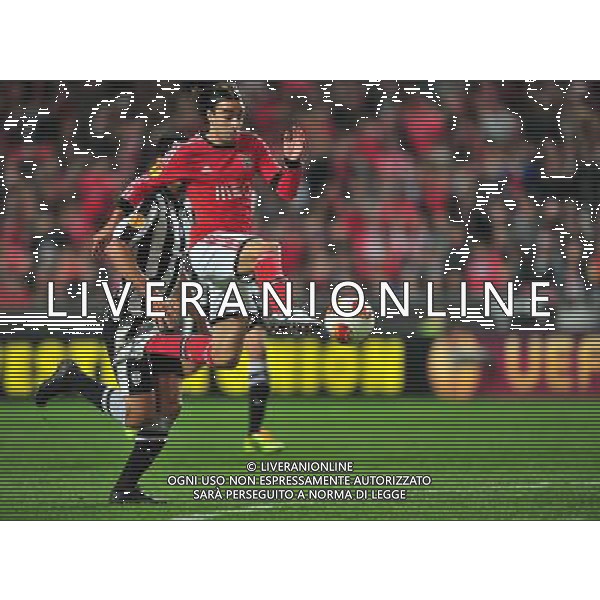 (140228) -- LISBON, Feb. 28, 2014 () -- Lazar Markovic (R) of Benfica shoots to score during the UEFA Europa League round of 32 second-leg football match between Benfica and PAOK Thessaloniki of Greece at the Luz stadium in Lisbon, capital of Portugal, on Feb. 27, 2014. Benfica defeated PAOK 3-0 to go through 4-0 on aggregate. (/Zhang Liyun) (hy) AG ALDO LIVERANI SAS ONLY ITALY
