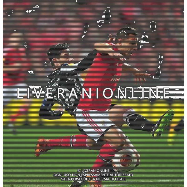 (140228) -- LISBON, Feb. 28, 2014 () -- Lima (Front) of Benfica struggles for the ball during the UEFA Europa League round of 32 second-leg football match between Benfica and PAOK Thessaloniki of Greece at the Luz stadium in Lisbon, capital of Portugal, on Feb. 27, 2014. Benfica defeated PAOK 3-0 to go through 4-0 on aggregate. (/Zhang Liyun) (hy) AG ALDO LIVERANI SAS ONLY ITALY