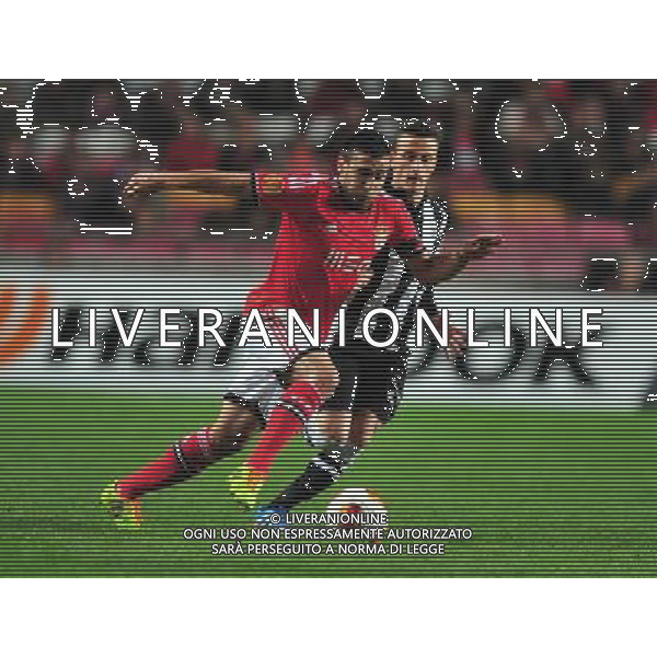 (140228) -- LISBON, Feb. 28, 2014 () -- Salvio (L) of Benfica vies for the ball during the UEFA Europa League round of 32 second-leg football match between Benfica and PAOK Thessaloniki of Greece at the Luz stadium in Lisbon, capital of Portugal, on Feb. 27, 2014. Benfica defeated PAOK 3-0 to go through 4-0 on aggregate. (/Zhang Liyun) (hy) AG ALDO LIVERANI SAS ONLY ITALY