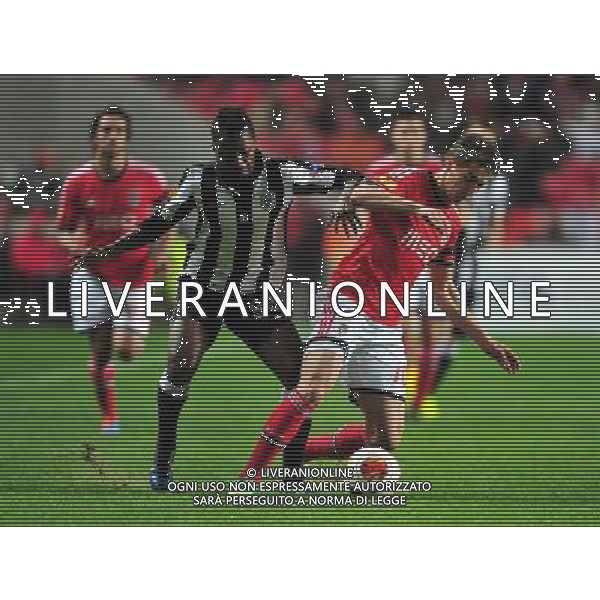 (140228) -- LISBON, Feb. 28, 2014 () -- Filip Djuricic (R) of Benfica vies with Sekou Oliseh of PAOK Thessaloniki during the UEFA Europa League round of 32 second-leg football match between Benfica and PAOK Thessaloniki of Greece at the Luz stadium in Lisbon, capital of Portugal, on Feb. 27, 2014. Benfica defeated PAOK 3-0 to go through 4-0 on aggregate. (/Zhang Liyun) (hy) AG ALDO LIVERANI SAS ONLY ITALY