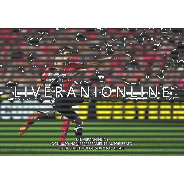 (140228) -- LISBON, Feb. 28, 2014 () -- Andre Gomes (Back) of Benfica fights for the ball during the UEFA Europa League round of 32 second-leg football match between Benfica and PAOK Thessaloniki of Greece at the Luz stadium in Lisbon, capital of Portugal, on Feb. 27, 2014. Benfica defeated PAOK 3-0 to go through 4-0 on aggregate. (/Zhang Liyun) (hy) AG ALDO LIVERANI SAS ONLY ITALY