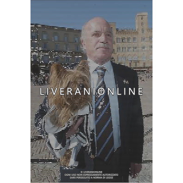 Servizio Presidente A.C.Siena Paolo De Luca Il Presidente in Piazza del Campo a Siena con il cagnolino Douss foto aldo liverani de luca paolo