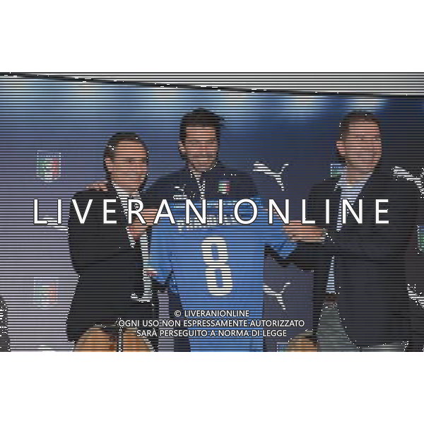 Raduno della nazionale di calcio presso l\'Hotel Sheraton Malpensa, Conferenza stampa del CT e presentazione nuova maglia PUMA - Varese 03 marzo 2014 Nella foto: Gianluii Buffon e Cesare Prandelli ©gazzaniga/AGENZIA ALDO LIVERANI SAS