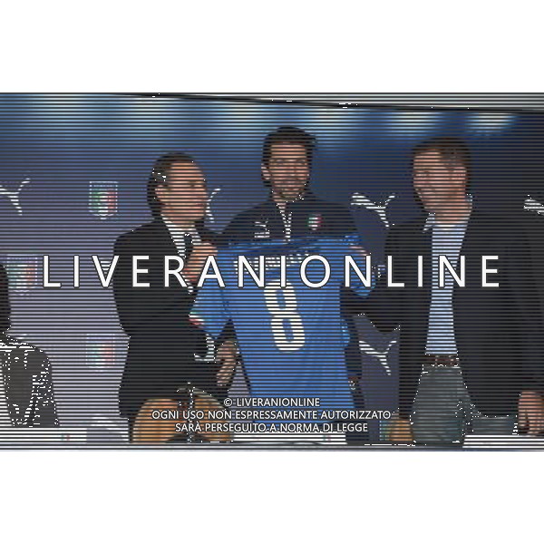 Raduno della nazionale di calcio presso l\'Hotel Sheraton Malpensa, Conferenza stampa del CT e presentazione nuova maglia PUMA - Varese 03 marzo 2014 Nella foto: Gianluii Buffon e Cesare Prandelli ©gazzaniga/AGENZIA ALDO LIVERANI SAS