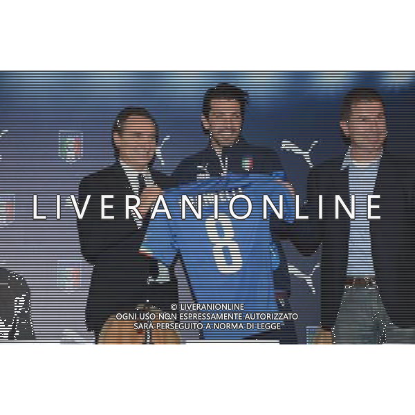 Raduno della nazionale di calcio presso l\'Hotel Sheraton Malpensa, Conferenza stampa del CT e presentazione nuova maglia PUMA - Varese 03 marzo 2014 Nella foto: Gianluii Buffon e Cesare Prandelli ©gazzaniga/AGENZIA ALDO LIVERANI SAS