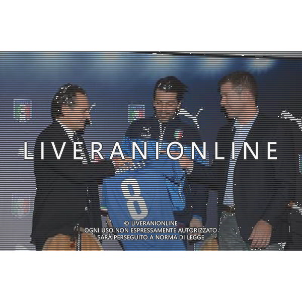 Raduno della nazionale di calcio presso l\'Hotel Sheraton Malpensa, Conferenza stampa del CT e presentazione nuova maglia PUMA - Varese 03 marzo 2014 Nella foto: Gianluii Buffon e Cesare Prandelli ©gazzaniga/AGENZIA ALDO LIVERANI SAS
