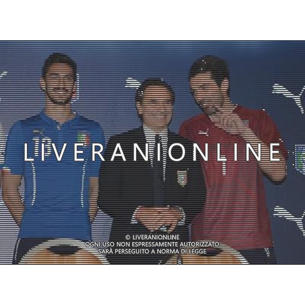 Raduno della nazionale di calcio presso l\'Hotel Sheraton Malpensa, Conferenza stampa del CT e presentazione nuova maglia PUMA - Varese 03 marzo 2014 Nella foto: Gianluii Buffon e Cesare Prandelli ©gazzaniga/AGENZIA ALDO LIVERANI SAS