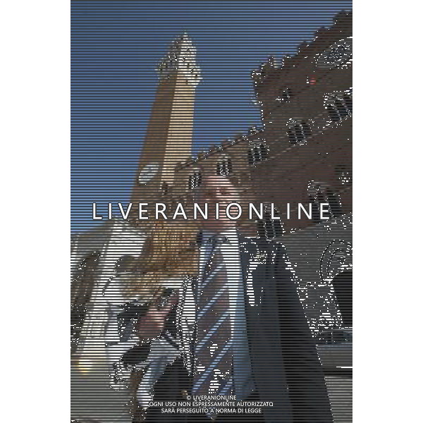 Servizio Presidente A.C.Siena Paolo De Luca Il Presidente sotto la Torre del mangia in Piazza del Campo a Siena con il cagnolino Douss foto aldo liverani de luca paolo