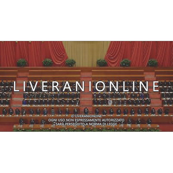 (140305) -- BEIJING, March 5, 2014 () -- Deputies to China\'s 12th National People\'s Congress (NPC) pay a silent tribute to the victims of the March 1 terrorist attack in southwestern city of Kunming, at the opening meeting of the second session of the 12th NPC at the Great Hall of the People in Beijing, capital of China, March 5, 2014. The second session of China\'s 12th NPC, the national legislature, opened in Beijing on March 5. (/Ding Lin) (zkr) AG ALDO LIVERANI SAS ONLY ITALY