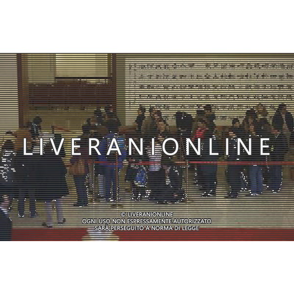 (140305) -- BEIJING, March 5, 2014 () -- Journalists wait to receive copies of the government work report at the Great Hall of the People in Beijing, capital of China, March 5, 2014. The second session of China\'s 12th National People\'s Congress (NPC), the national legislature, opened in Beijing on March 5. (/Chen Jianli) (zkr) AG ALDO LIVERANI SAS ONLY ITALY