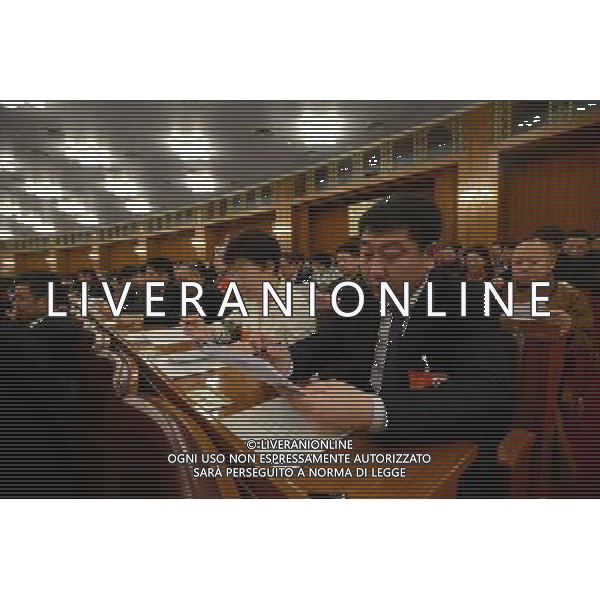 (140305) -- BEIJING, March 5, 2014 () -- Deputies listen during the opening meeting of the second session of China\'s 12th National People\'s Congress (NPC) at the Great Hall of the People in Beijing, capital of China, March 5, 2014. (/Wang Jianhua) (zkr) AG ALDO LIVERANI SAS ONLY ITALY