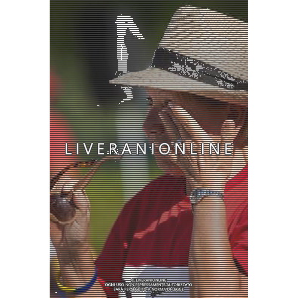 (140306) -- HAVANA, March 6, 2014 () -- A senior citizen sweeps tears in a meeting to commemorate the first anniversary of the death of former Venezuelan leader Hugo Chavez, in Havana, capital of Cuba, on March 5, 2014. (/Liu Bin)(axy) AG ALDO LIVERANI SAS ONLY ITALY