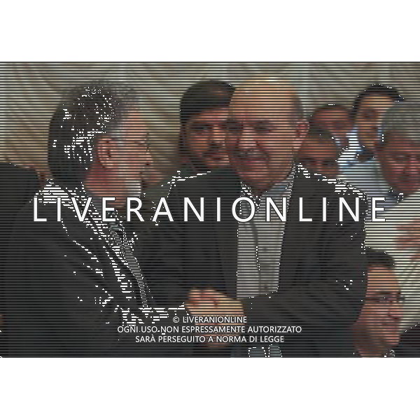 (140306) -- KABUL, March 6, 2014 () -- President Hamid Karzai\'s elder brother Abdul Qayum Karzai (front R) shakes hand with presidential candidate Zalmai Rassoul during a joint press conference in Kabul, Afghanistan, on March 6, 2014. President Hamid Karzai\'s elder brother Abdul Qayum Karzai quitted Afghan presidential race on Thursday and threw his weight behind former foreign minister Zalmai Rassoul in the presidential elections scheduled for April 5. (/Ahmad Massoud) (lyx) AG ALDO LIVERANI SAS ONLY ITALY