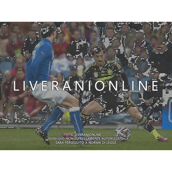 (140306) -- MADRID, March 6, 2014 () -- David Silva(R) of Spain controls the ball during an international friendly football match between Italy and Spain at Madrid, Spain on March 5, 2014. Spain won 1-0.(/Xie Haining) AG ALDO LIVERANI SAS ONLY ITALY