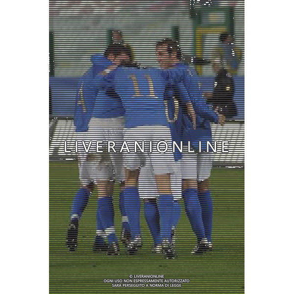 MESSINA,17 NOVEMBRE 2004 AMICHEVOLE NAZIONALE ITALIA - FINLANDIA NELLA FOTO ABBRACCI ESULTANZA DOPO IL GOL DI FABRIZIO MICCOLI FOTO FRANCESCO SAYA/AGENZIA ALDO LIVERANI