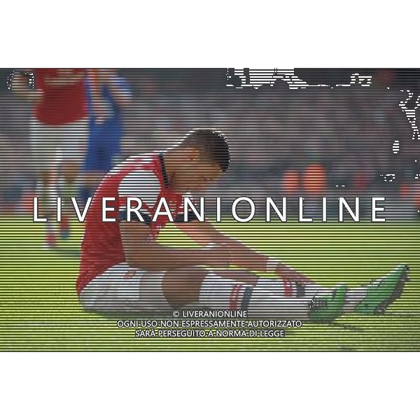 GARETH BARRY BRINGS DOWN ALEX OXLADE-CHAMBERLAIN FOR THE PENALTY ARSENAL FC V EVERTON FC ARSENAL FC V EVERTON FC, THE BUDWEISER FA CUP QUARTER FINAL EMIRATES STADIUM, LONDON, ENGLAND 08 March 2014 GAT79224 THE BUDWEISER FA CUP QUARTER FINALS WARNING! This Photograph May Only Be Used For Newspaper And/Or Magazine Editorial Purposes. May Not Be Used For Publications Involving 1 player, 1 Club Or 1 Competition Without Written Authorisation From Football DataCo Ltd. For Any Queries, Please Contact Football DataCo Ltd on +44 (0) 207 864 9121 AG ALDO LIVERANI SAS ONLY ITALY