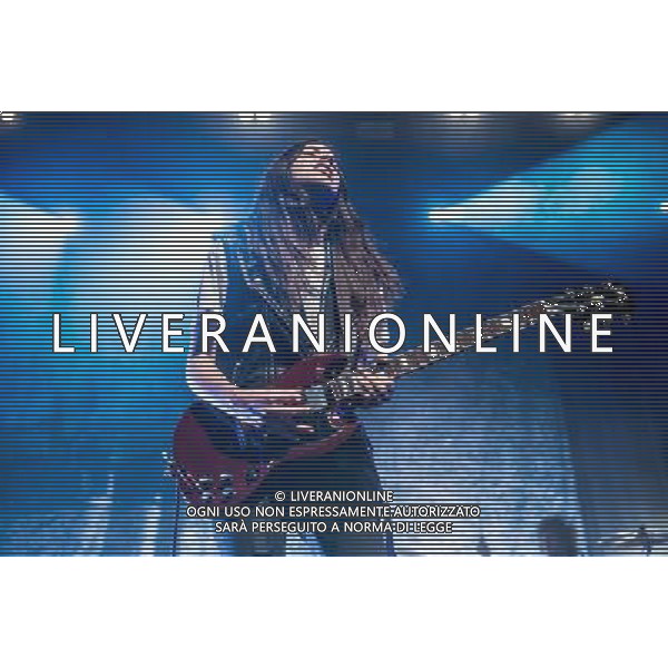 Haim perform at Brighton Dome on 7 March 2014. Danielle Haim and Dash Hutton pictured. AG ALDO LIVERANI SAS ONLY ITALY