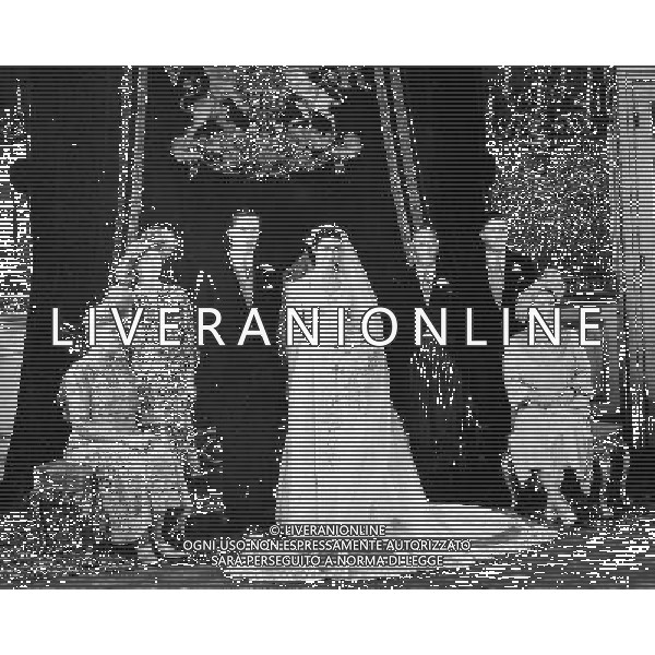 London: Wedding of Earl Harewood and Miss Marion Stein, Austrian Concert pianist took place at St Mark\'s North Aubley Street, London, W.1. group pictur at St James Palace left to right Queen Mary, Princess Royal (bride grooms mother) the bridle couple, the best man the Hon. Gerald Lascelles, (brother of groom) and the Queen. 29 September 1949 Ref: B196_095076_1248 Date: 14.11.2003 Compulsory Credit: UPPA/Photoshot ©photohsot/AGENZIA ALDO LIVERANI SAS - ITALY ONLY - Earl Harewood pianista austriaco con la moglie Miss Marion Stein nel 1949