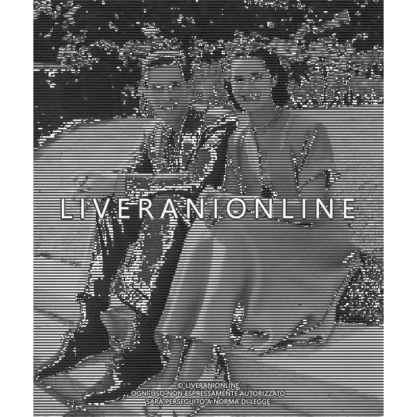 July 1949: The Earl of Harewood, 26 yrs old is engaged to Miss Marion Stein, a 22 yrs old painist from Vienna, here at St James\'s Palace. Ref: B196_095076_1259 Date: Compulsory Credit: UPPA/Photoshot ©photohsot/AGENZIA ALDO LIVERANI SAS - ITALY ONLY - Earl Harewood pianista austriaco con la moglie Miss Marion Stein nel 1949