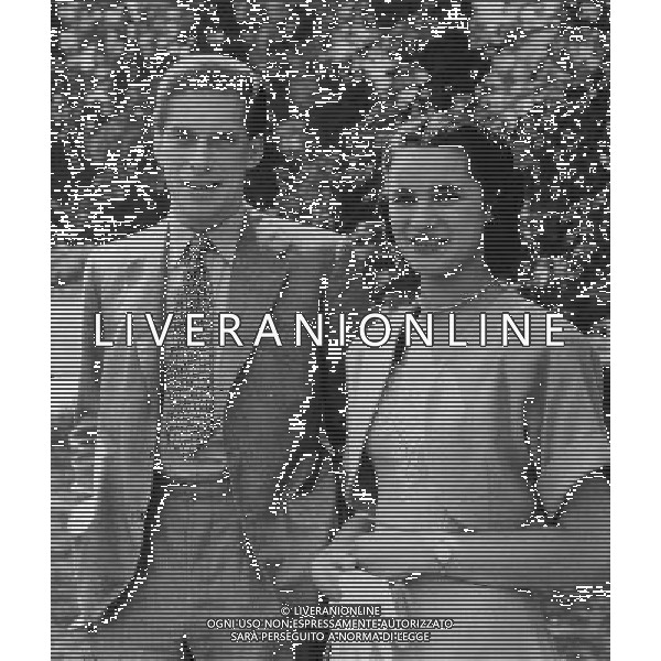 July 1949: Newly engaged couple, the Earl of Harewood, 26 yrs old and Miss Marion Stein, a 22 yrs old concert pianist from Vienna at St James\'s Palace. Ref: B196_095076_1263 Date: Compulsory Credit: UPPA/Photoshot ©photohsot/AGENZIA ALDO LIVERANI SAS - ITALY ONLY - Earl Harewood pianista austriaco con la moglie Miss Marion Stein nel 1949