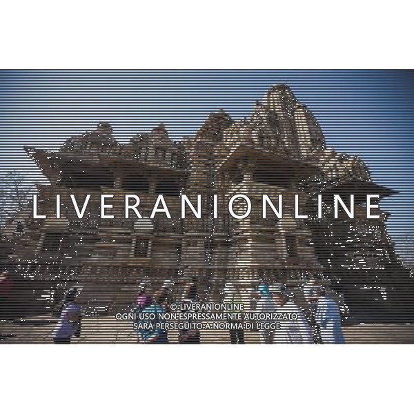 (140309) -- MADHYA PRADESH, March 9, 2014 () -- Tourists visit the Khajuraho group of monuments in Madhya Pradesh of India, March 8, 2014. The Khajuraho group of monuments, or the temples at Khajuraho in Madhya Pradesh of India, were built during the Chandella dynasty, which reached its apogee between 950 and 1050. Only about 20 temples remain; they fall into three distinct groups and belong to two different religions -- Hinduism and Jainism. They strike a perfect balance between architecture and sculpture. The temples at Khajuraho are decorated with a profusion of sculptures showing details of life of ancient people and are among the greatest masterpieces of Indian art. The Khajuraho group of monuments were recognized as the world cultural heritage by the UNESCO in 1986. (/Zheng Huansong) ©photohsot/AGENZIA ALDO LIVERANI SAS - ITALY ONLY - i monumenti, templi di Khajuraho o il Madhya Pradesh appartengono a due diverse religioni - induismo e il giainismo e sono tra i piu\' grandi capolavori dell\'arte indiana, riconosciuti come patrimonio culturale mondiale dall\'UNESCO nel 1986