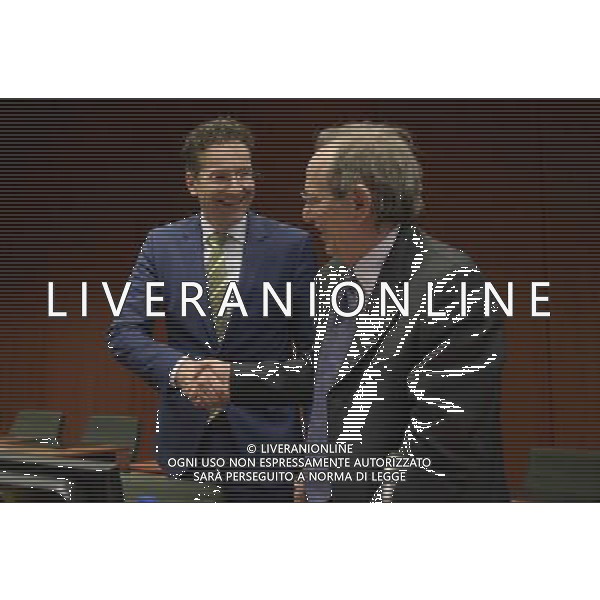 (140310) -- BRUSSELS, March 10, 2014 () -- Eurogroup President Dutch Finance Minister Jeroen Dijsselbloem (L) and Italian Minister of Economy and Finance Pier Carlo Padoan (R) shake hands prior to a Eurogroup Finance Ministers meeting at EU headquarters in Brussels, capital of Belgium, March 10, 2014. (/Ye Pingfan) AG ALDO LIVERANI SAS ONLY ITALY