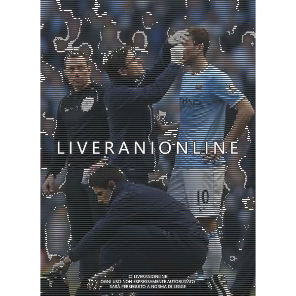 (140310) -- MANCHESTER, March 10, 2014 () -- Edin Dzeko (1st, R) of Manchester City receives medical treatment during FA Cup quarterfinal match between Manchester City and Wigan at Etihad Stadium in Manchester, Britain on March 9, 2014. Manchester City lost 1-2. (/Wang Lili) FOR EDITORIAL USE ONLY. NOT FOR SALE FOR MARKETING OR ADVERTISING CAMPAIGNS. NO USE WITH UNAUTHORIZED AUDIO, VIDEO, DATA, FIXTURE LISTS, CLUBLEAGUE LOGOS OR LIVE SERVICES. ONLINE IN-MATCH USE LIMITED TO 45 IMAGES, NO VIDEO EMULATION. NO USE IN BETTING, GAMES OR SINGLE CLUBLEAGUEPLAYER PUBLICATIONS. AG ALDO LIVERANI SAS ONLY ITALY