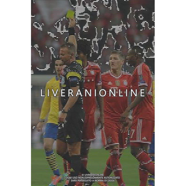gelbe Karte, Verwarnung, fuer Dante (FC Bayern Muenchen) during the UEFA Champions League Round of 16, 2nd Leg match between FC Bayern Munich and Arsenal FC at the Allianz Arena in Muenchen, Germany on 2014/03/11. EXPA Pictures © 2014, PhotoCredit: EXPA/ Eibner-Pressefoto/ Stuetzle *****ATTENTION - OUT of GER***** ©photoshot/AGENZIA ALDO LIVERANI SAS - ITALY ONLY - Bayern Monaco vs Arsenal UEFA Champions League Ottavi di 16 all\'Allianz Arena di Monaco di Baviera, in Germania 11 marzo 2014